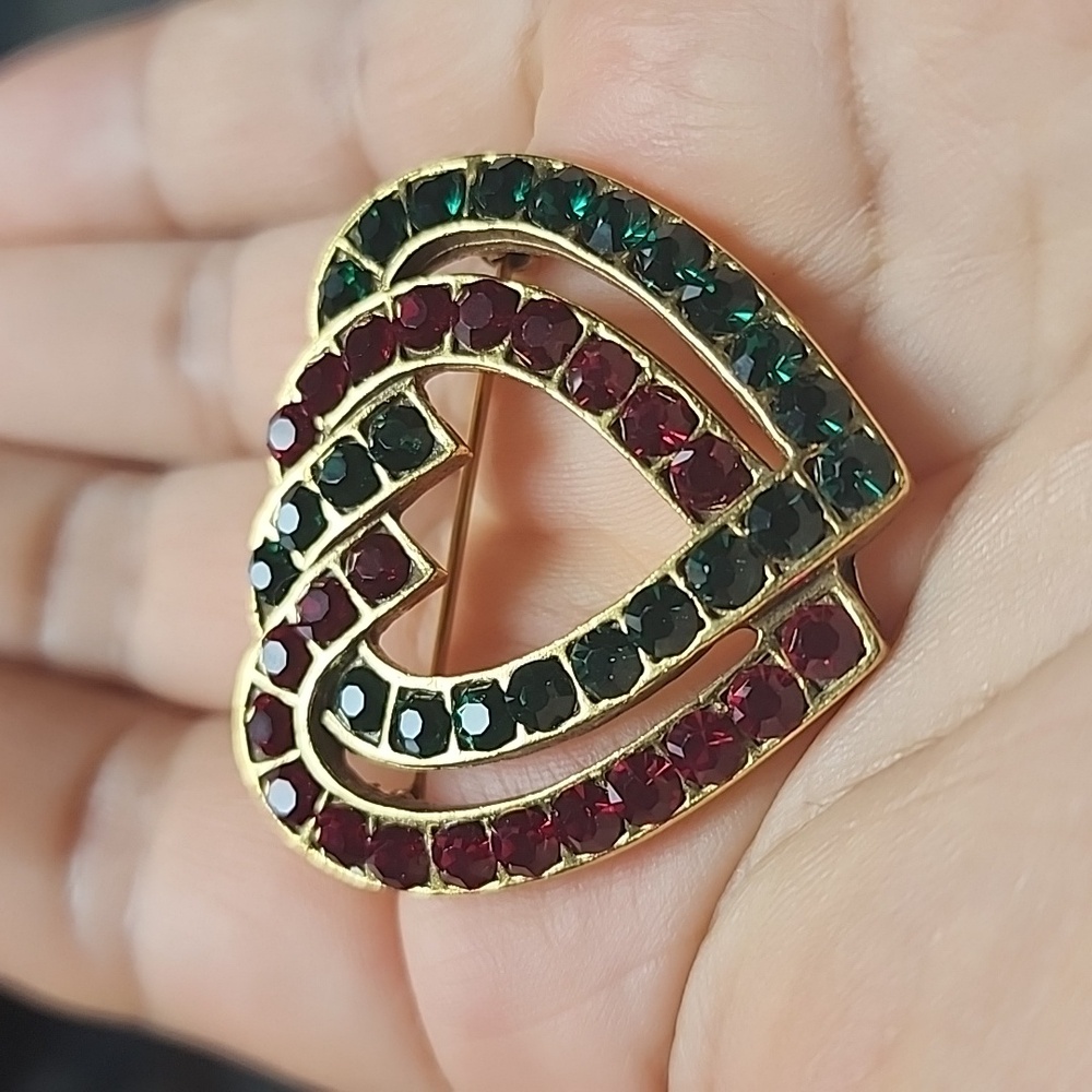 METROPOLITAN MUSEUM OF ART (MMA) Signed GREEN & RED CRYSTAL DOUBLE HEART BROOCH